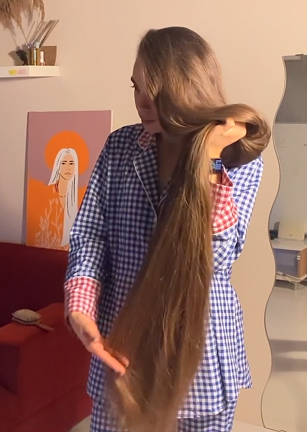 VIDEO - Extreme calf length hair in front of her face (part 1)