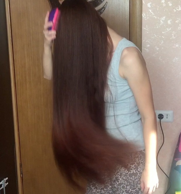 VIDEO - Aleksandra&#x27;s hair brushing and braid