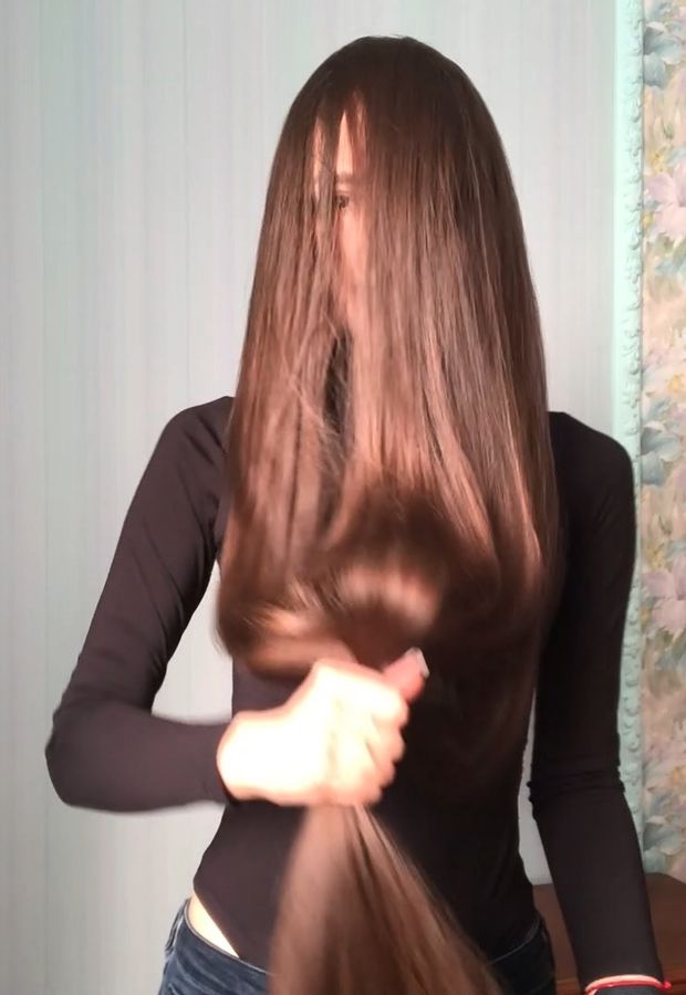 VIDEO - Alina&#x27;s long hair covering and smelling