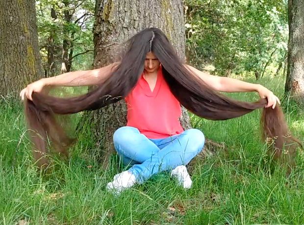 VIDEO - Super long hair by the tree
