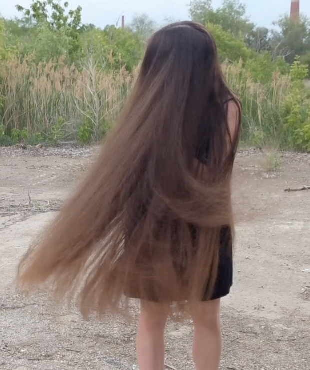 VIDEO - Displaying her massive mane in the wind