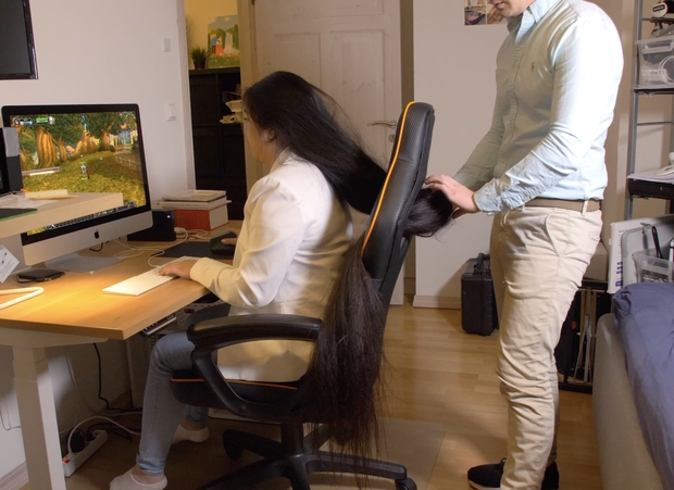 VIDEO - Super long haired gamer