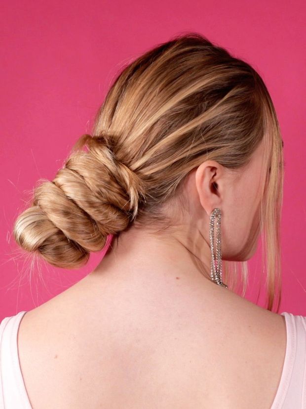 VIDEO - The ponytail and bun show perfection on pink