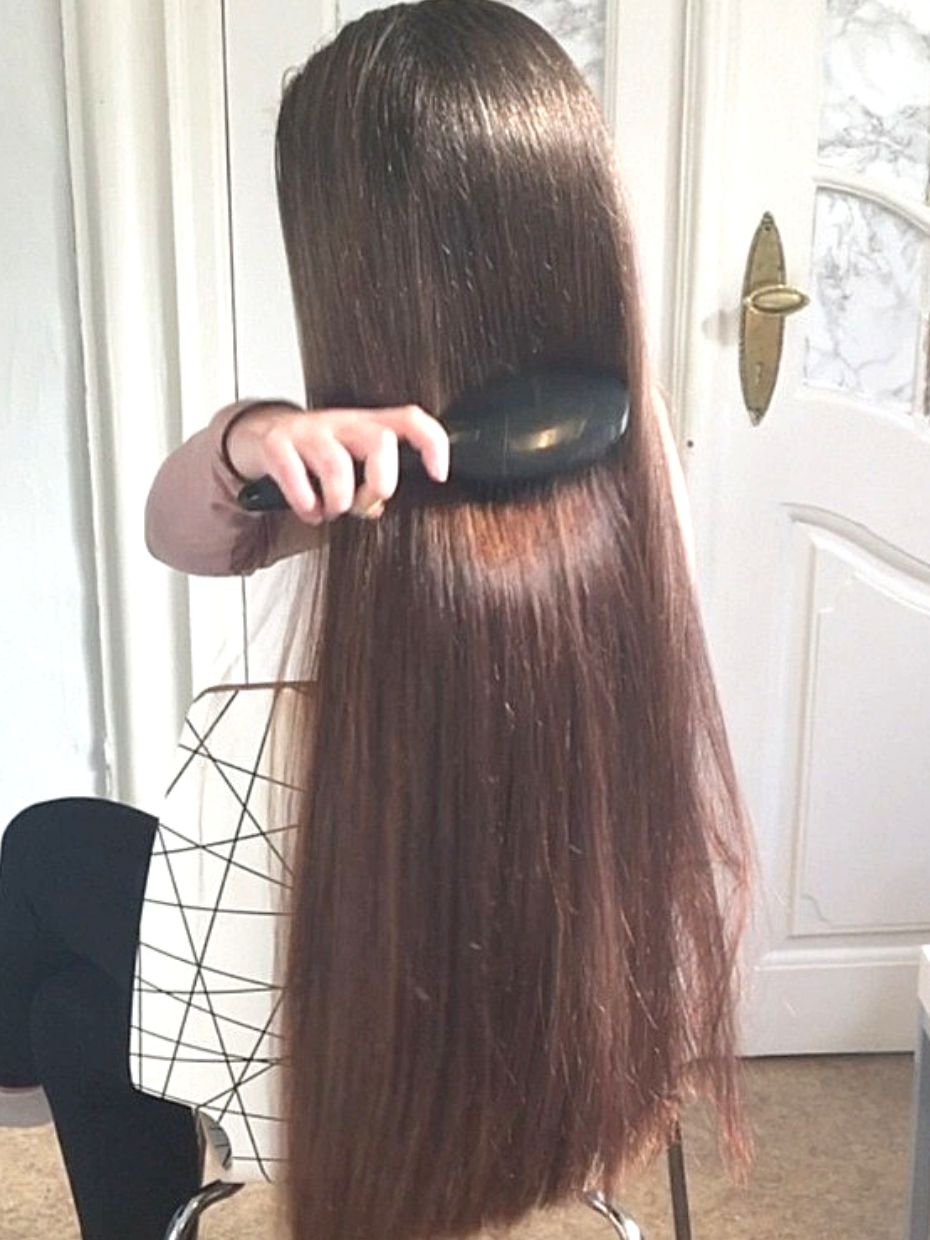 VIDEO Brushing her extremely long Rapunzel hair