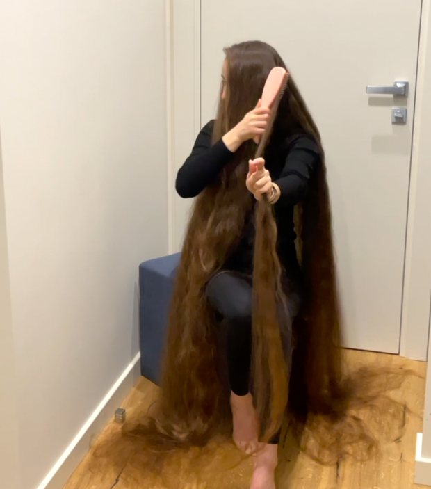 VIDEO - Brushing a pile of hair