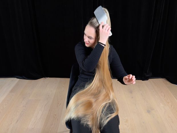 VIDEO - Perfect blonde hair length display and brushing in lap (part 2)
