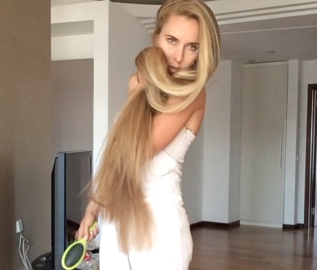 VIDEO - Beauty in a white dress