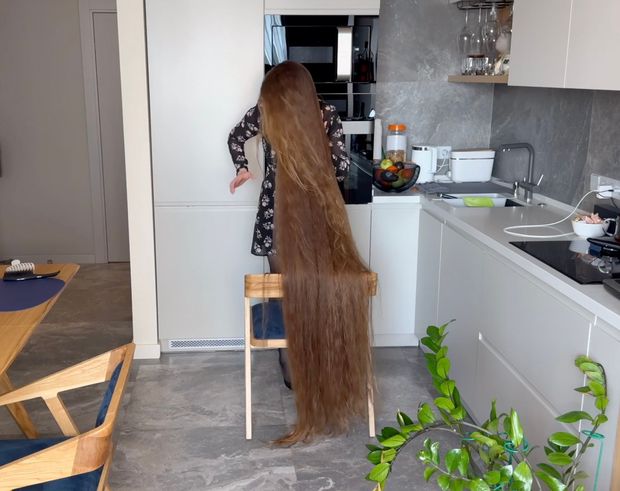 VIDEO - Lady with two meter long hair