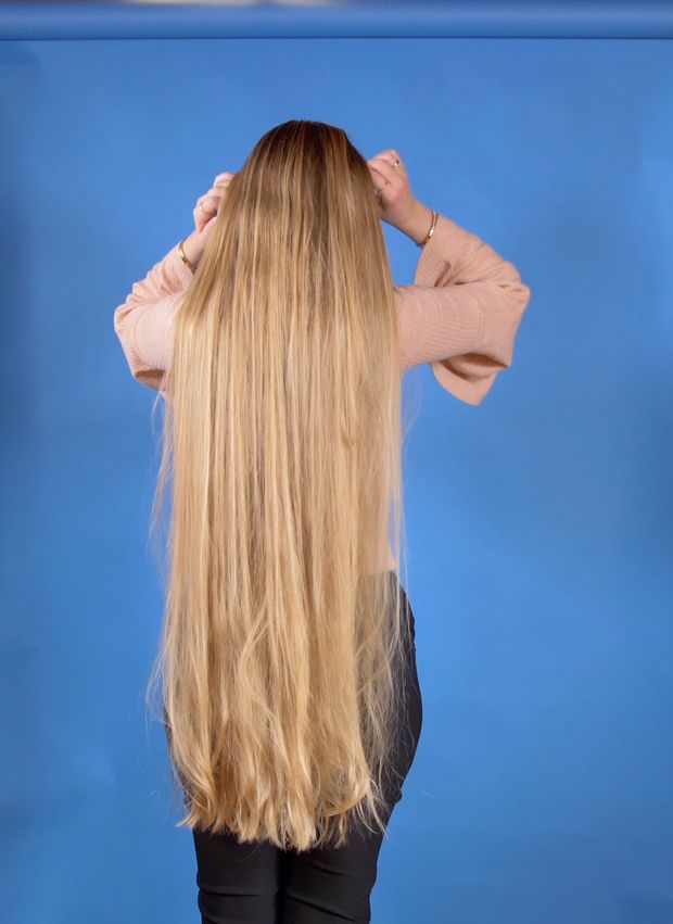 VIDEO - Hair bun perfection on blue