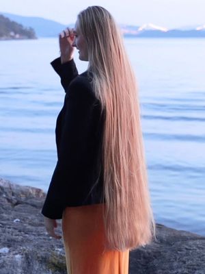 VIDEO - The lady with the perfect hair by the sea