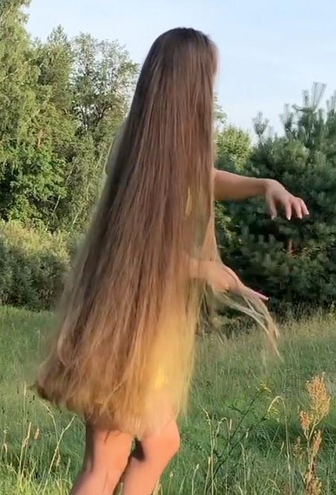 VIDEO - Blonde hair, pink comb