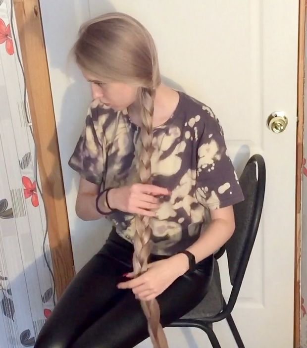 VIDEO - The blonde with the silky hair