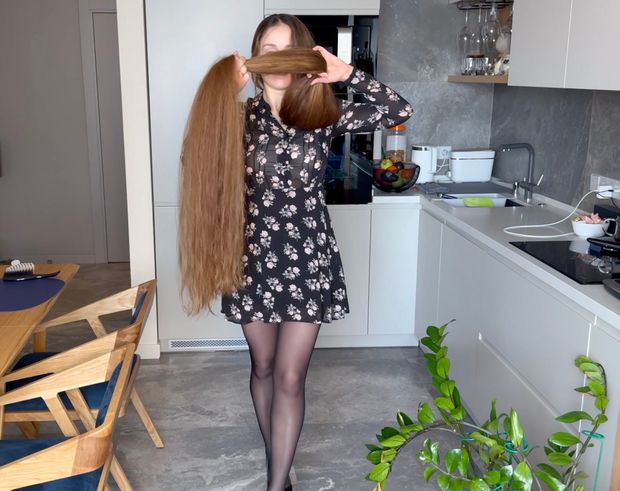 VIDEO - Lady with two meter long hair