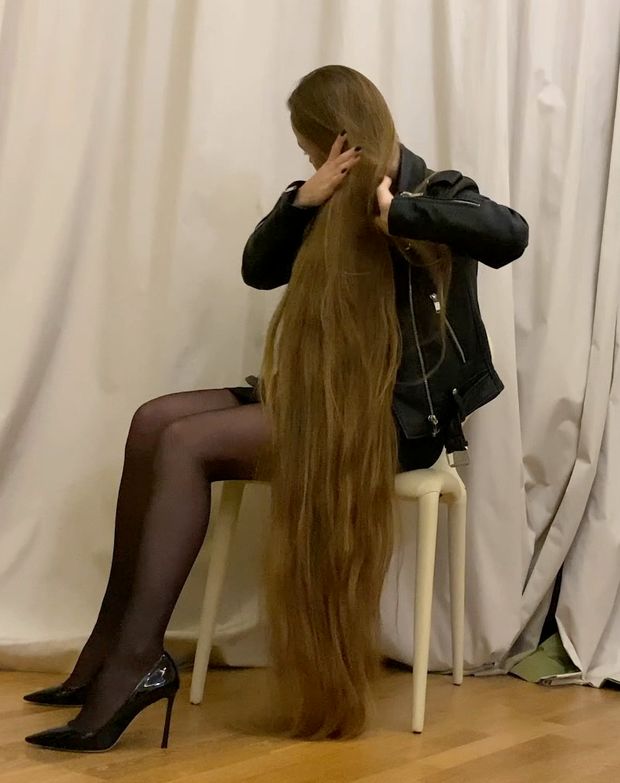 VIDEO - Elegant Real Life Rapunzel with extreme hair