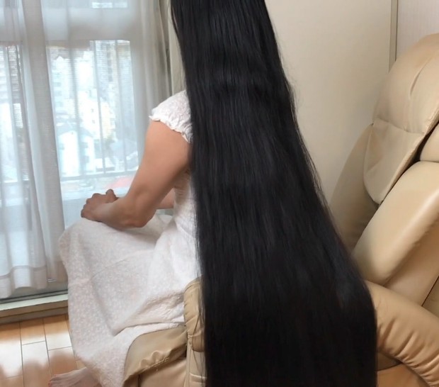 VIDEO - Rin&#x27;s massive black mane and hair on camera play