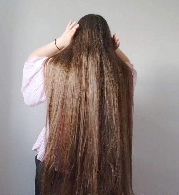 VIDEO - Pink shirt, shiny hair