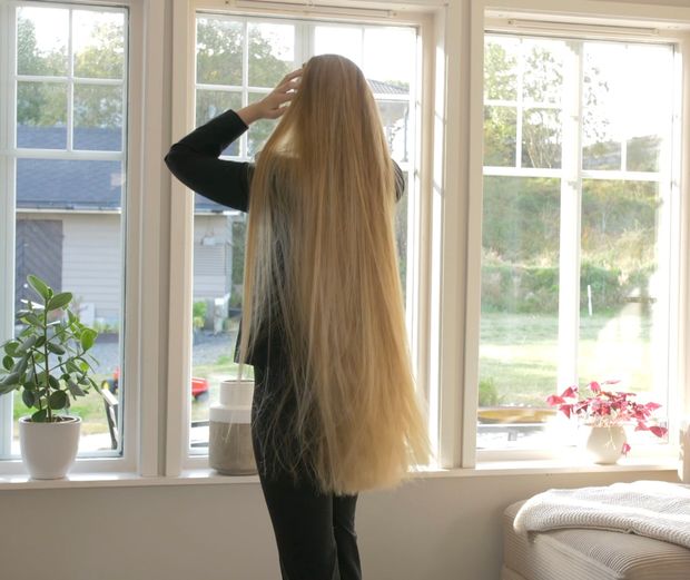 VIDEO - Extremely perfect thigh length hair