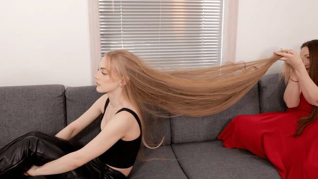 VIDEO - Rapunzel and Veronica in the sofa