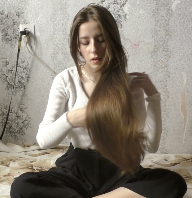 VIDEO - Tanya&#x27;s bundrops in front of her face