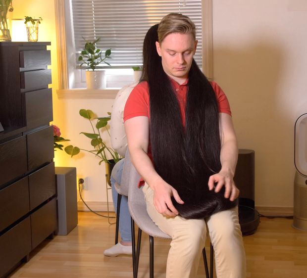 VIDEO - Using her hair as his own
