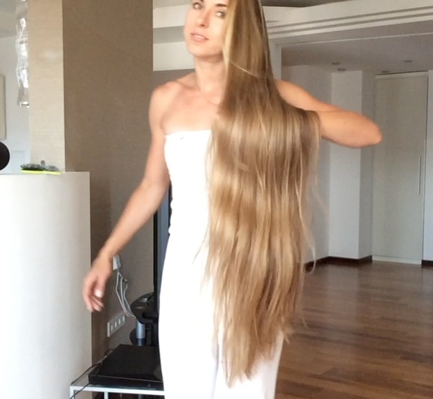 VIDEO - Beauty in a white dress