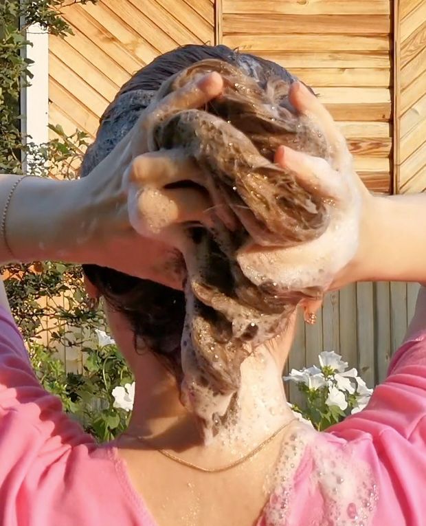 VIDEO - Tons of shampoo for very long blonde hair