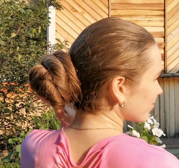 VIDEO - Tons of shampoo for very long blonde hair