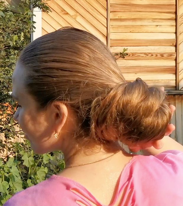VIDEO - Tons of shampoo for very long blonde hair