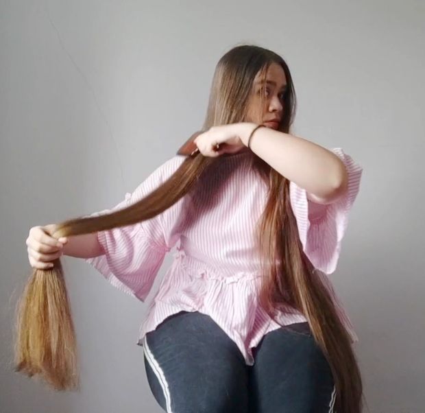 VIDEO - Pink shirt, shiny hair