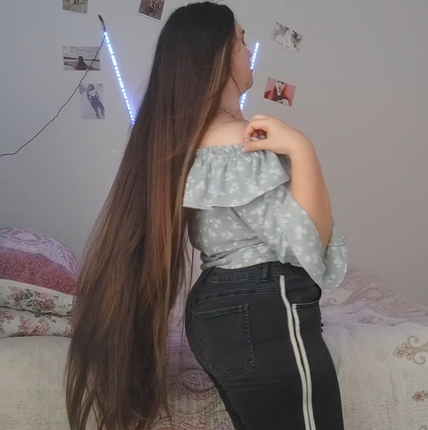VIDEO - Her daily hair play