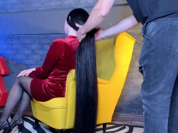 VIDEO - She needs help with her heavy hair brushing