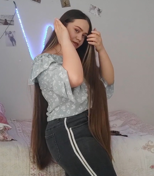 VIDEO - Her daily hair play