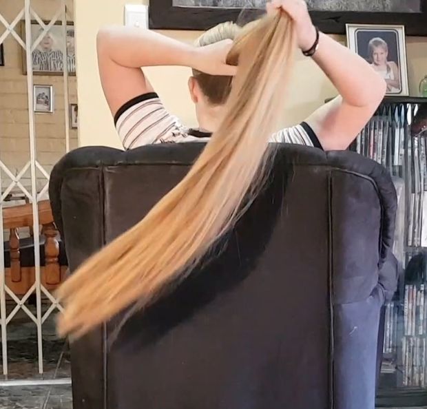 VIDEO - Heavy blonde hair behind the chair