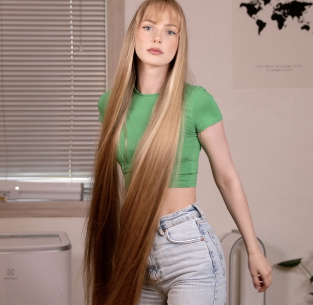 VIDEO - Super beautiful blonde Rapunzel
