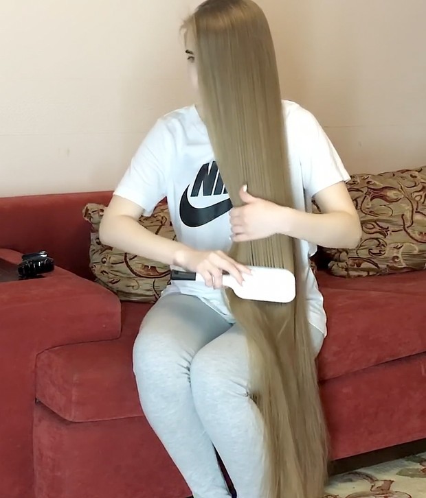 VIDEO - Red sofa, blonde hair