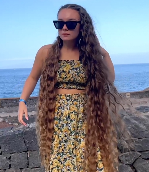 VIDEO - Natalia&#x27;s beautiful hair show by the sea
