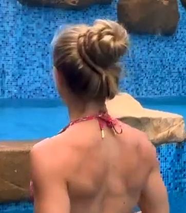 VIDEO - Water and hair