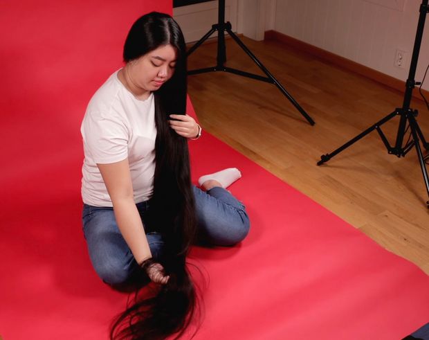 VIDEO - Really long black hair on red