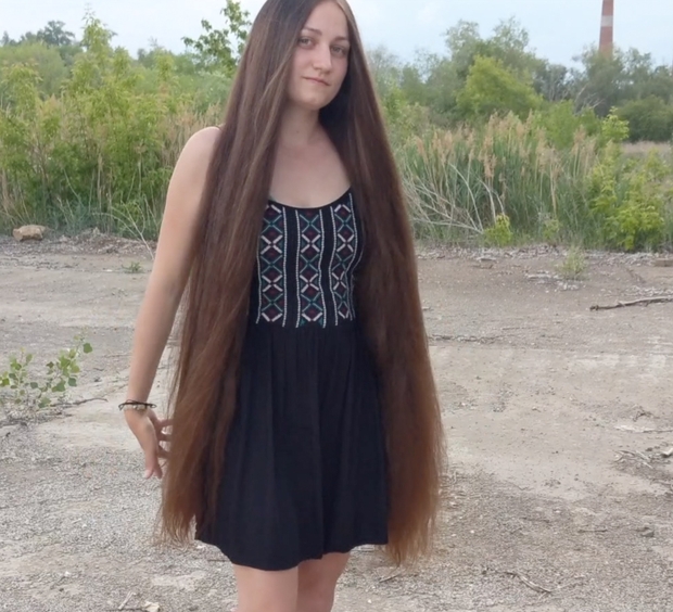 VIDEO - Displaying her massive mane in the wind