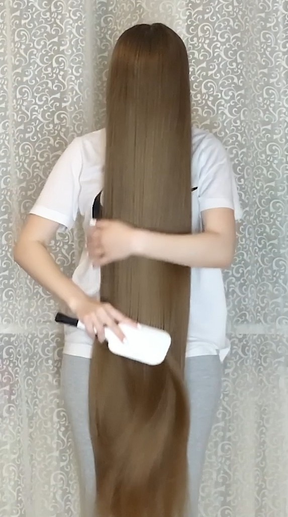 VIDEO - Long blonde hair by the curtains