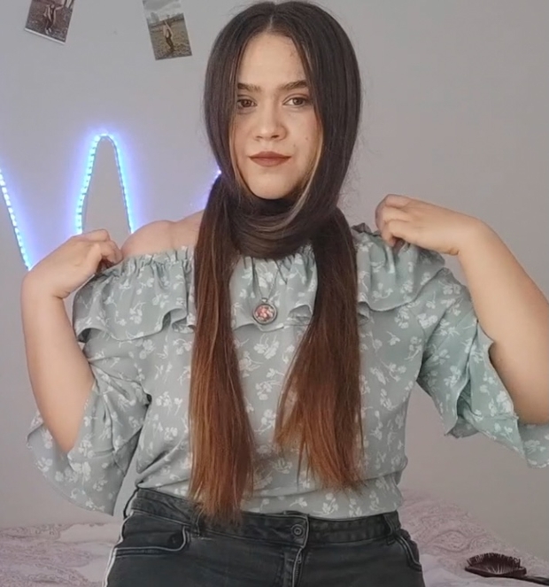 VIDEO - Her daily hair play