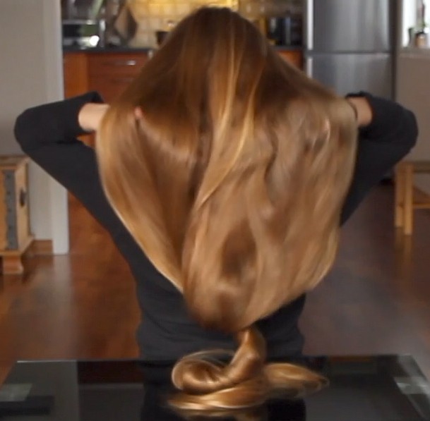 VIDEO - Rakel&#x27;s table hair play