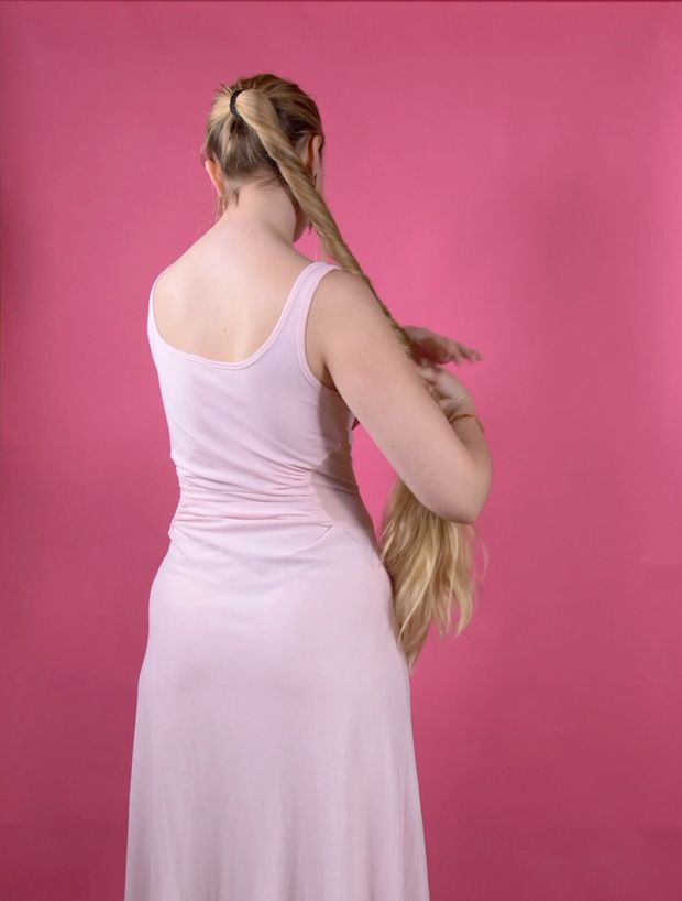 VIDEO - The ponytail and bun show perfection on pink