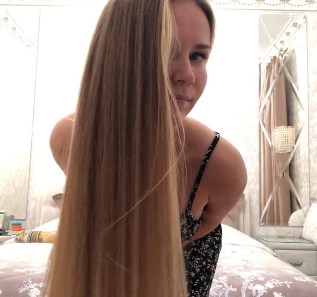 VIDEO - Julia&#x27;s blonde silk in a beautiful room