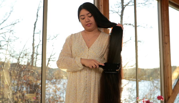 VIDEO - Isabell brushing her very long hair