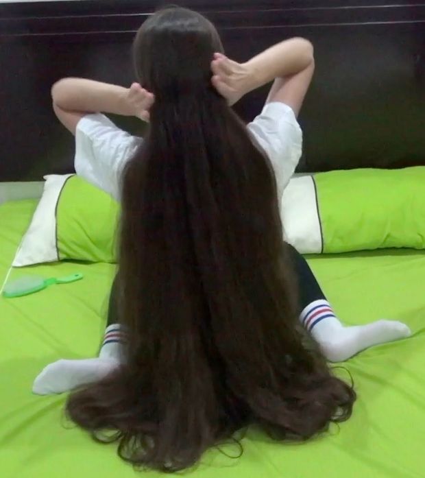 VIDEO - A young woman with a passion for extreme hair lengths