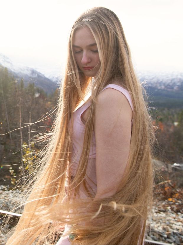 PHOTO SET - Princess Rapunzel by the train station (part 2) photoshoot