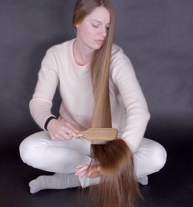 VIDEO - Emilie&#x27;s perfectly healthy, silky hair