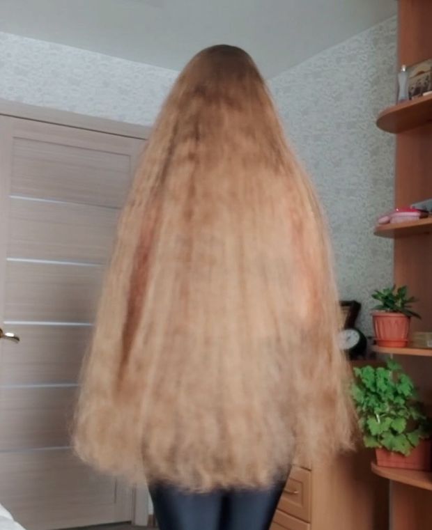 VIDEO - A massive mane and folded hair