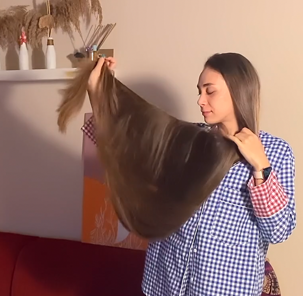 VIDEO - Extreme calf length hair in front of her face (part 1)